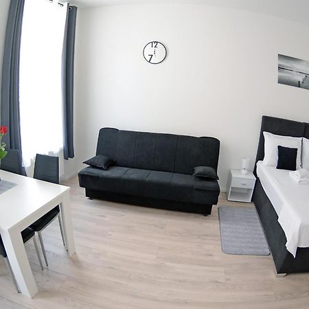 Virtus Apartments And Rooms With Free Private Parking Загреб Стая снимка